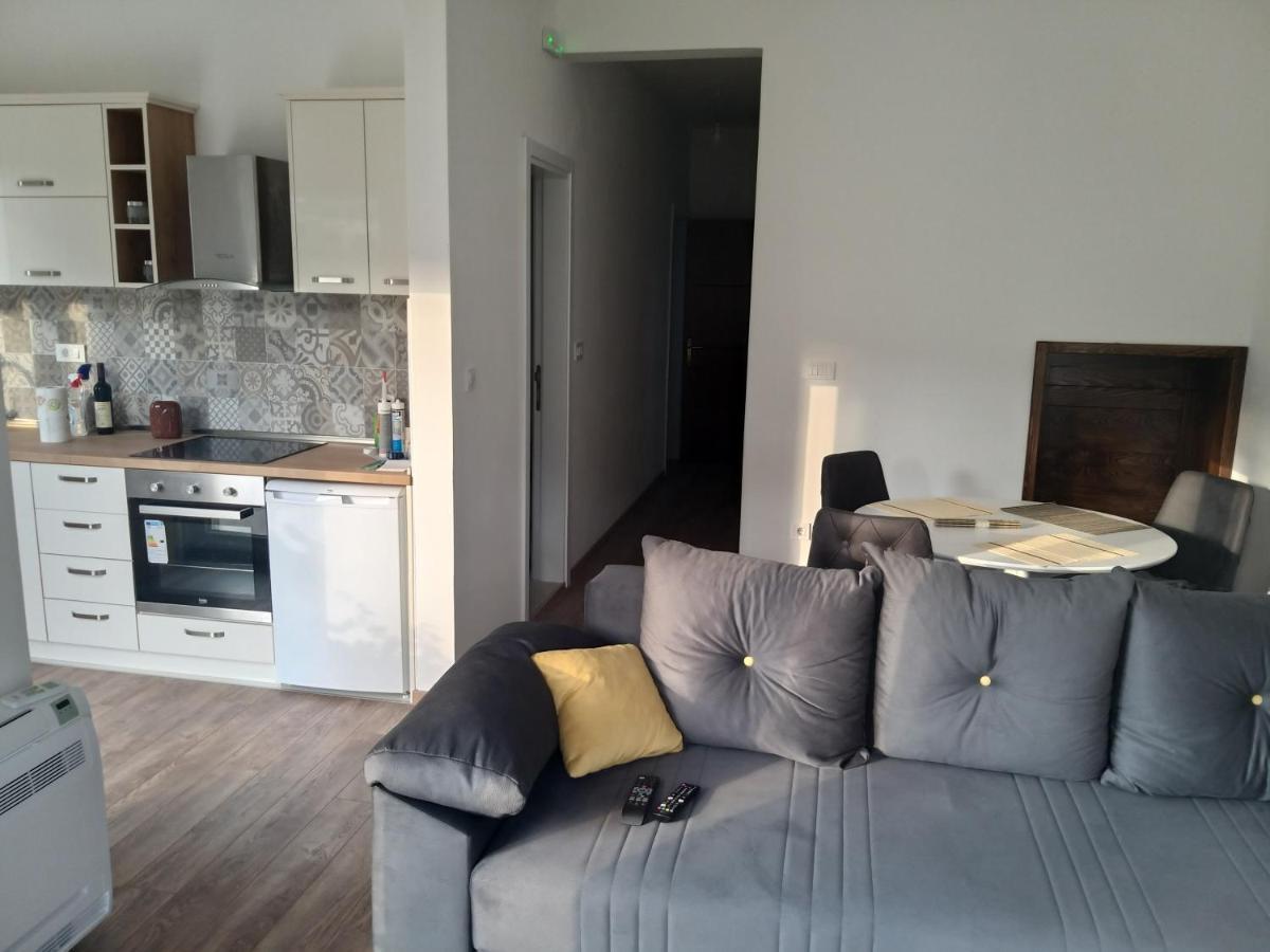 Petivat Gardens Apartment ภายนอก รูปภาพ