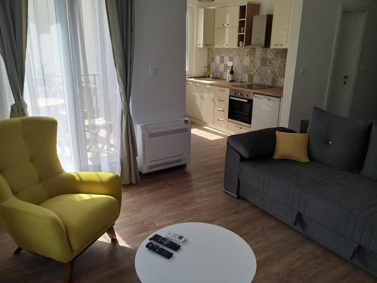 Petivat Gardens Apartment ภายนอก รูปภาพ