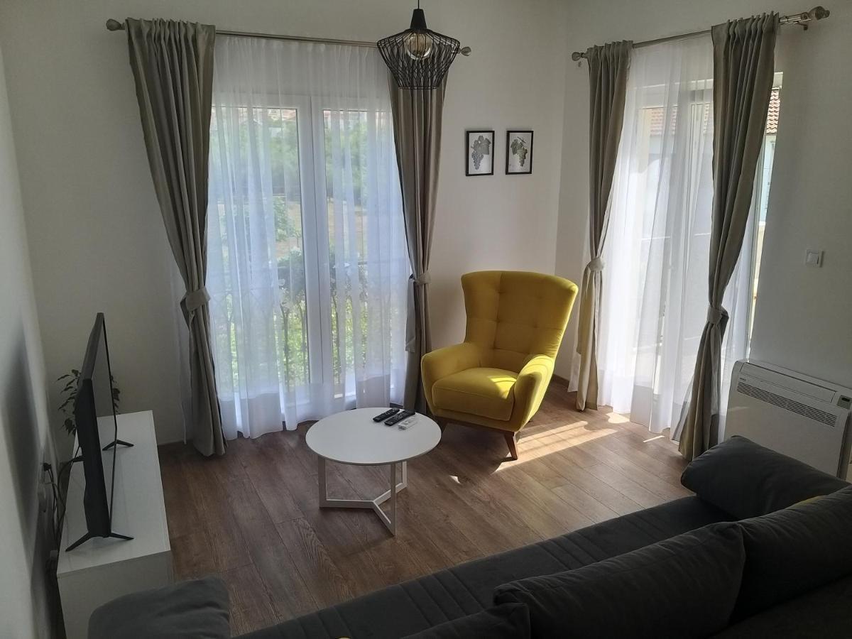 Petivat Gardens Apartment ภายนอก รูปภาพ