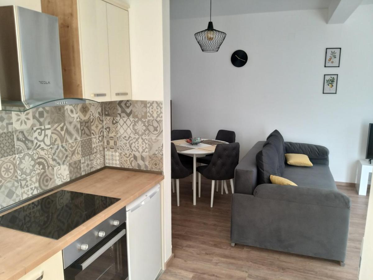 Petivat Gardens Apartment ภายนอก รูปภาพ