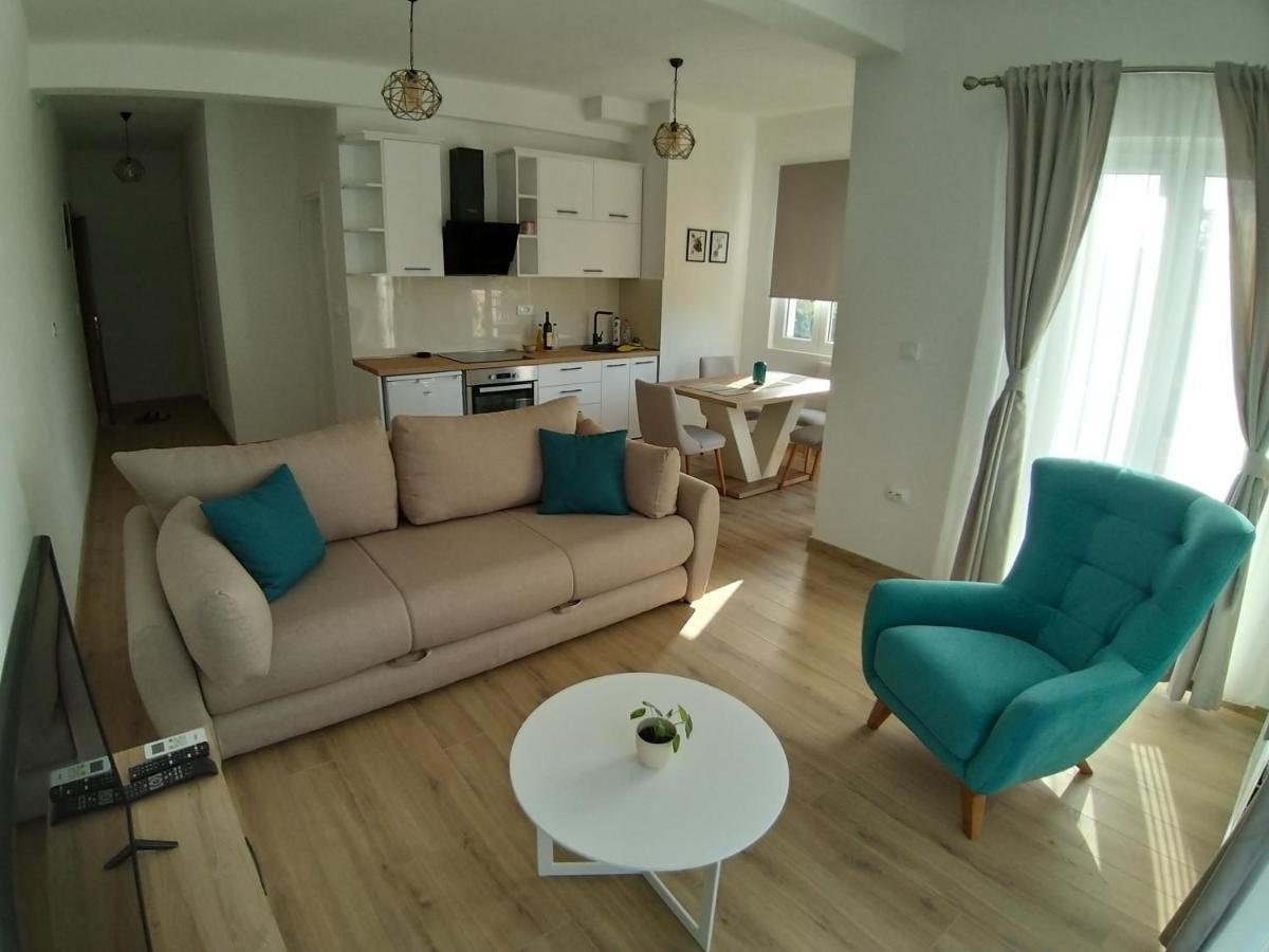 Petivat Gardens Apartment ภายนอก รูปภาพ