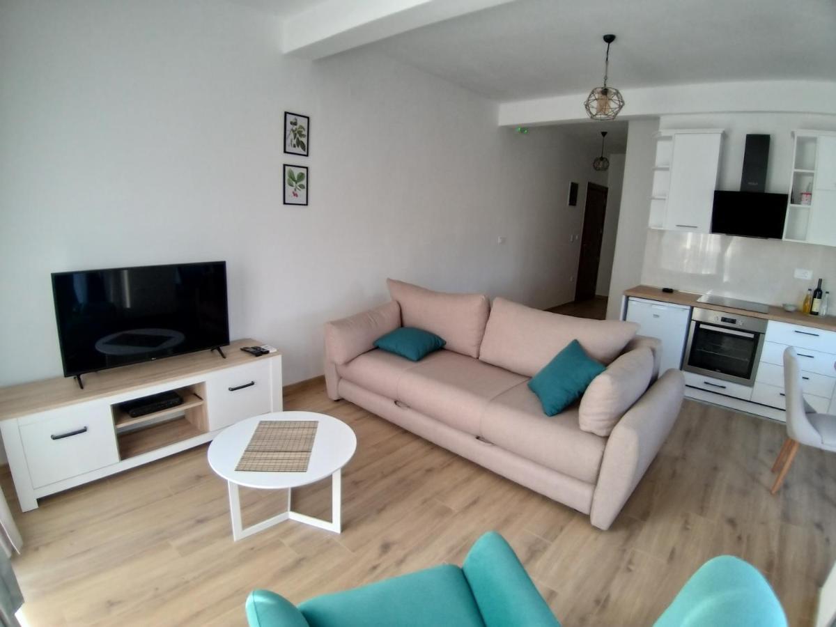 Petivat Gardens Apartment ภายนอก รูปภาพ