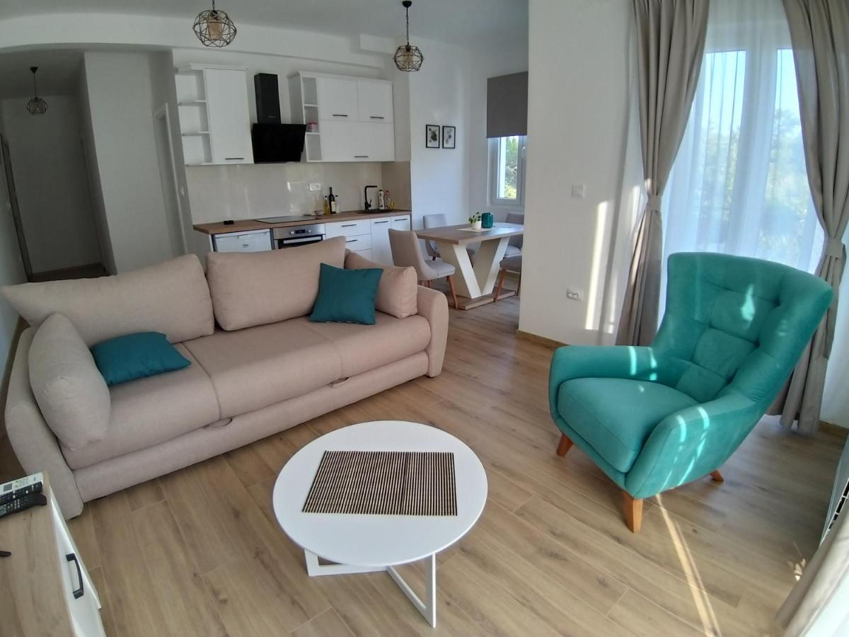 Petivat Gardens Apartment ภายนอก รูปภาพ