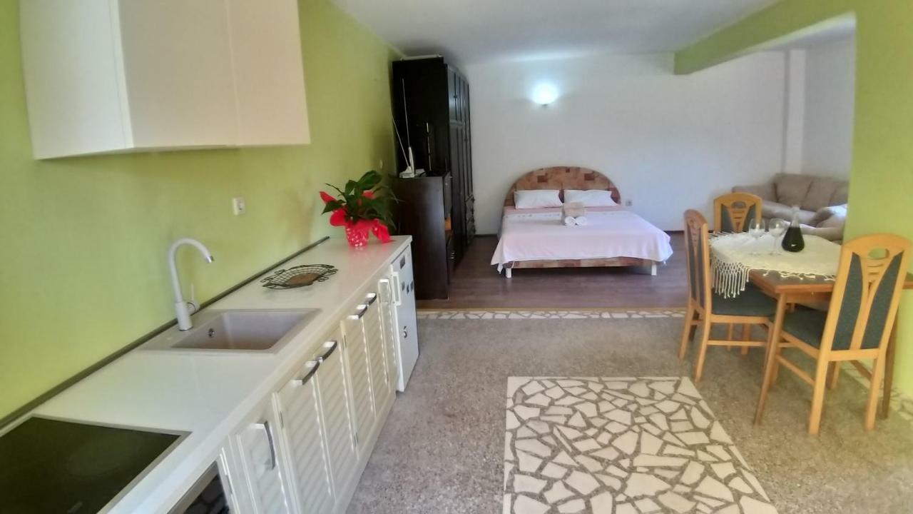 Petivat Gardens Apartment ภายนอก รูปภาพ