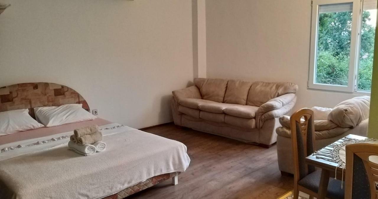 Petivat Gardens Apartment ภายนอก รูปภาพ